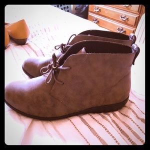 Soft Style by Hush Puppies booties